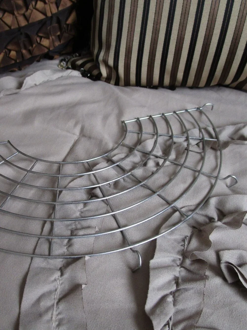semi-circle skillet edge oil drain rack